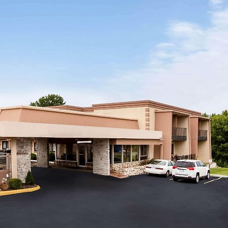 Super 8 By Wyndham Lawrence Ku Hotell Eksteriør bilde