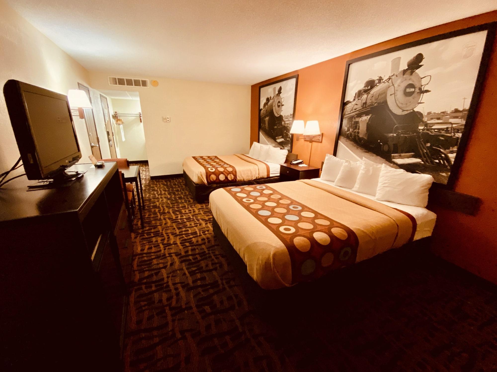 Super 8 By Wyndham Lawrence Ku Hotell Eksteriør bilde