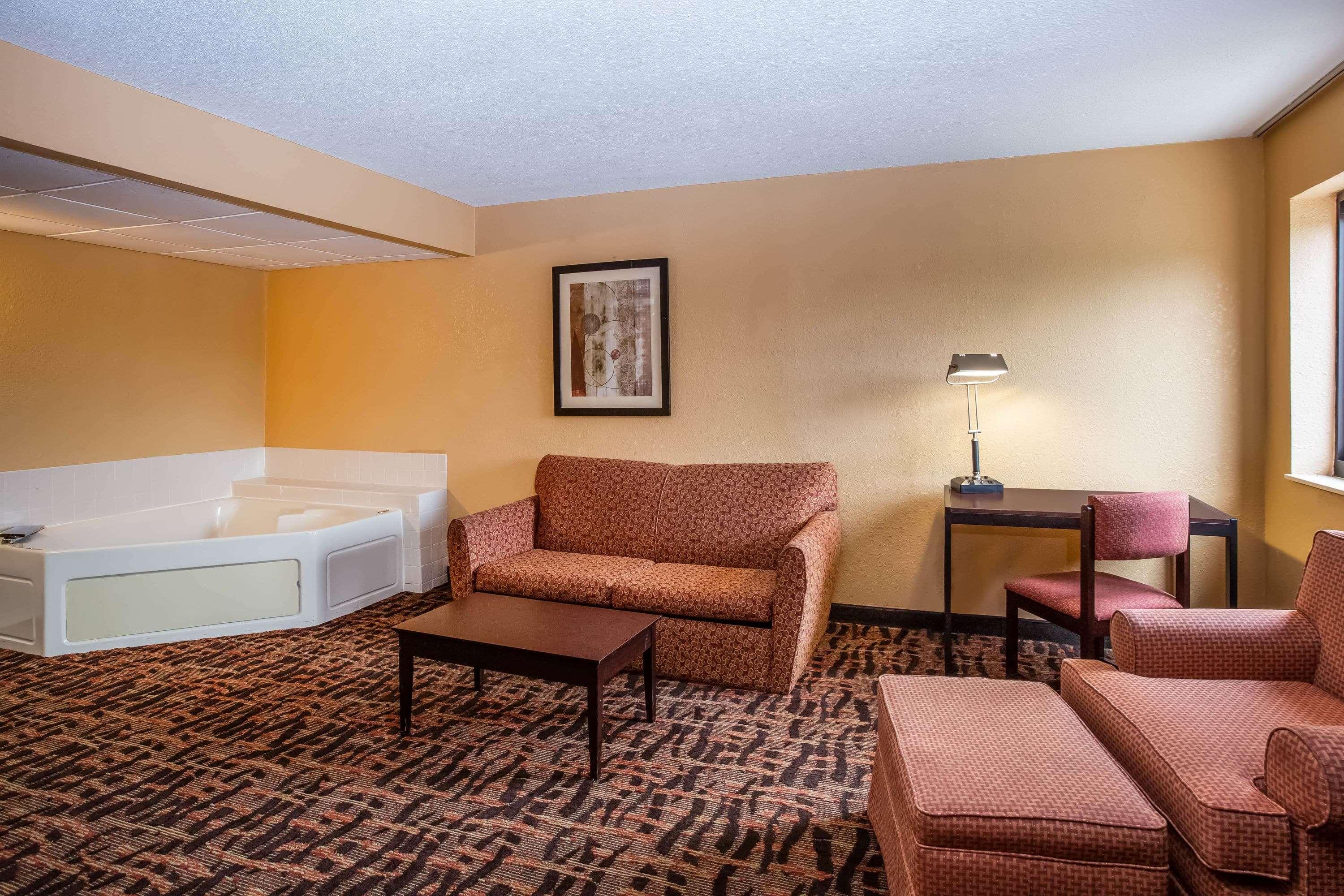 Super 8 By Wyndham Lawrence Ku Hotell Eksteriør bilde