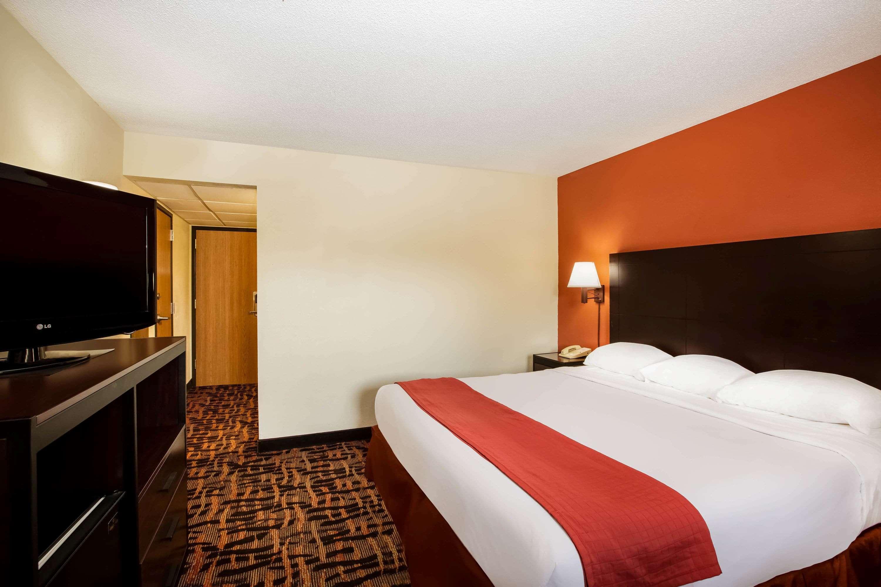 Super 8 By Wyndham Lawrence Ku Hotell Eksteriør bilde
