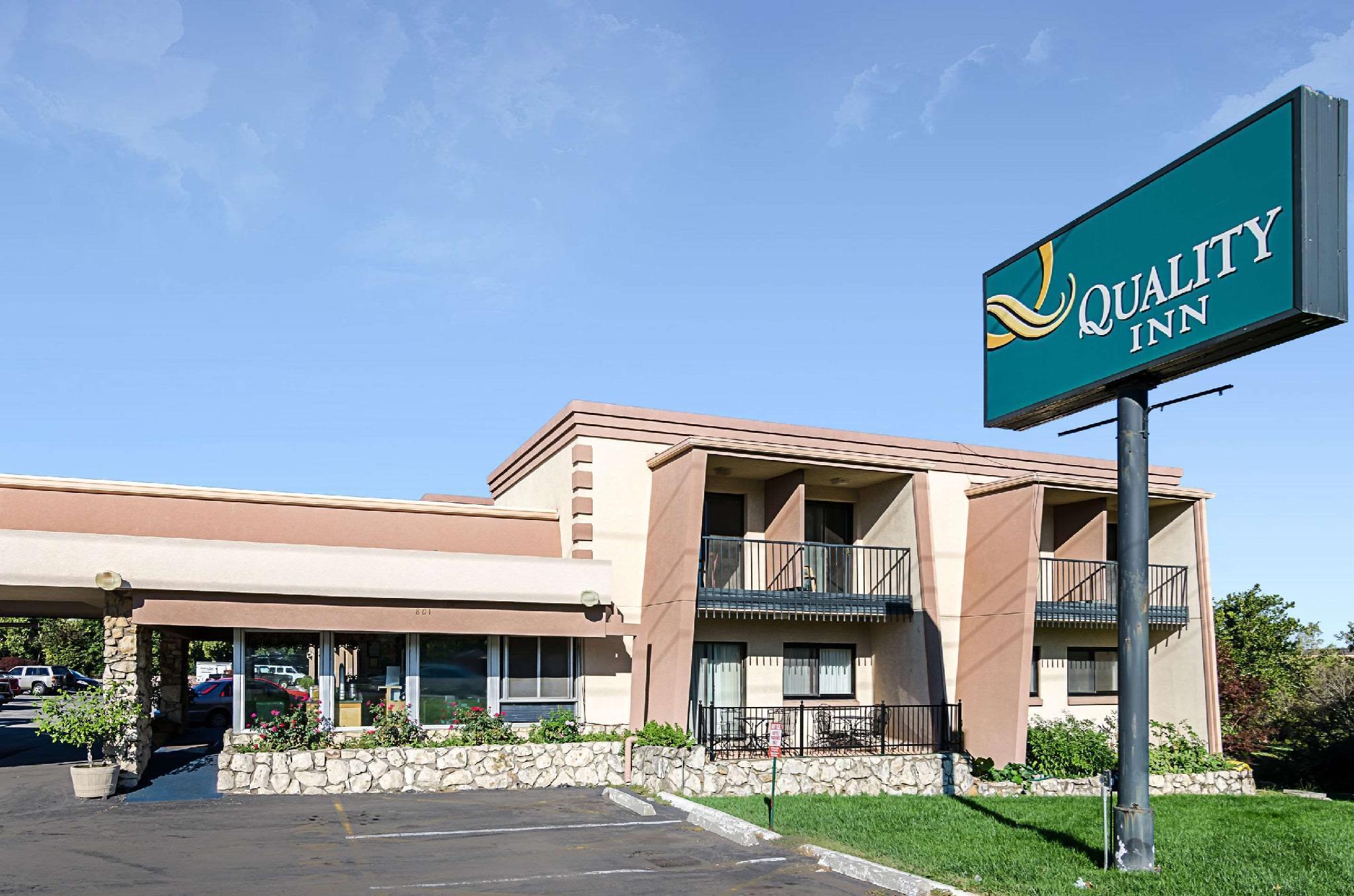Super 8 By Wyndham Lawrence Ku Hotell Eksteriør bilde