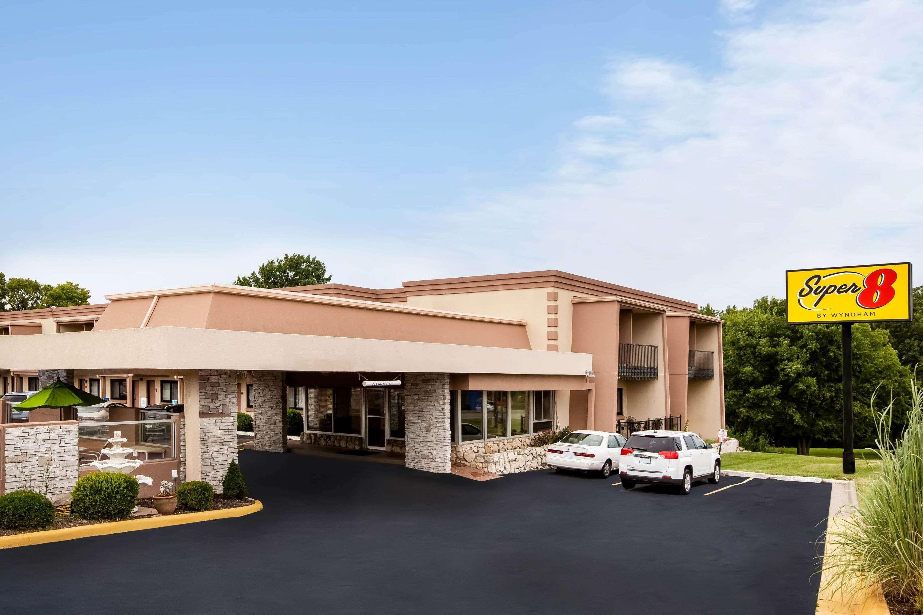 Super 8 By Wyndham Lawrence Ku Hotell Eksteriør bilde