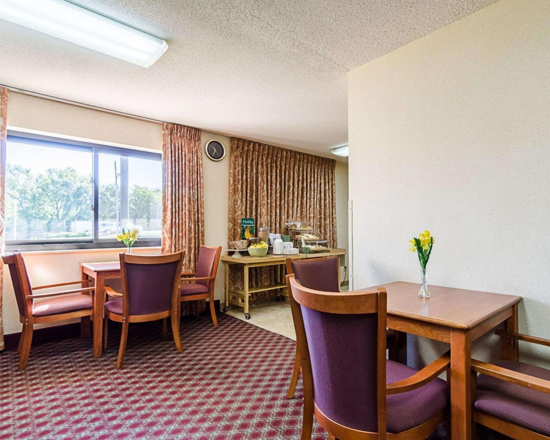 Super 8 By Wyndham Lawrence Ku Hotell Eksteriør bilde