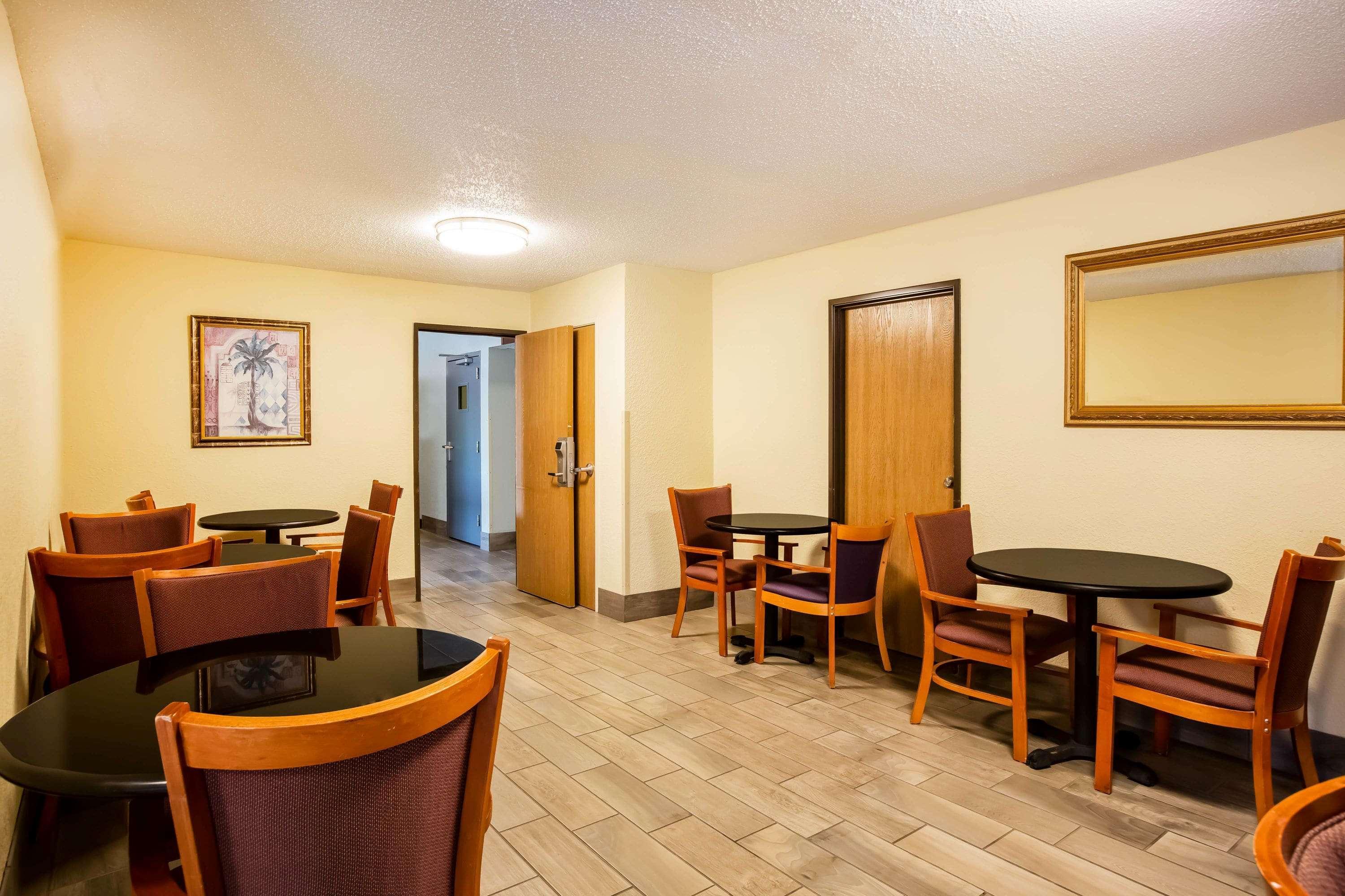 Super 8 By Wyndham Lawrence Ku Hotell Eksteriør bilde