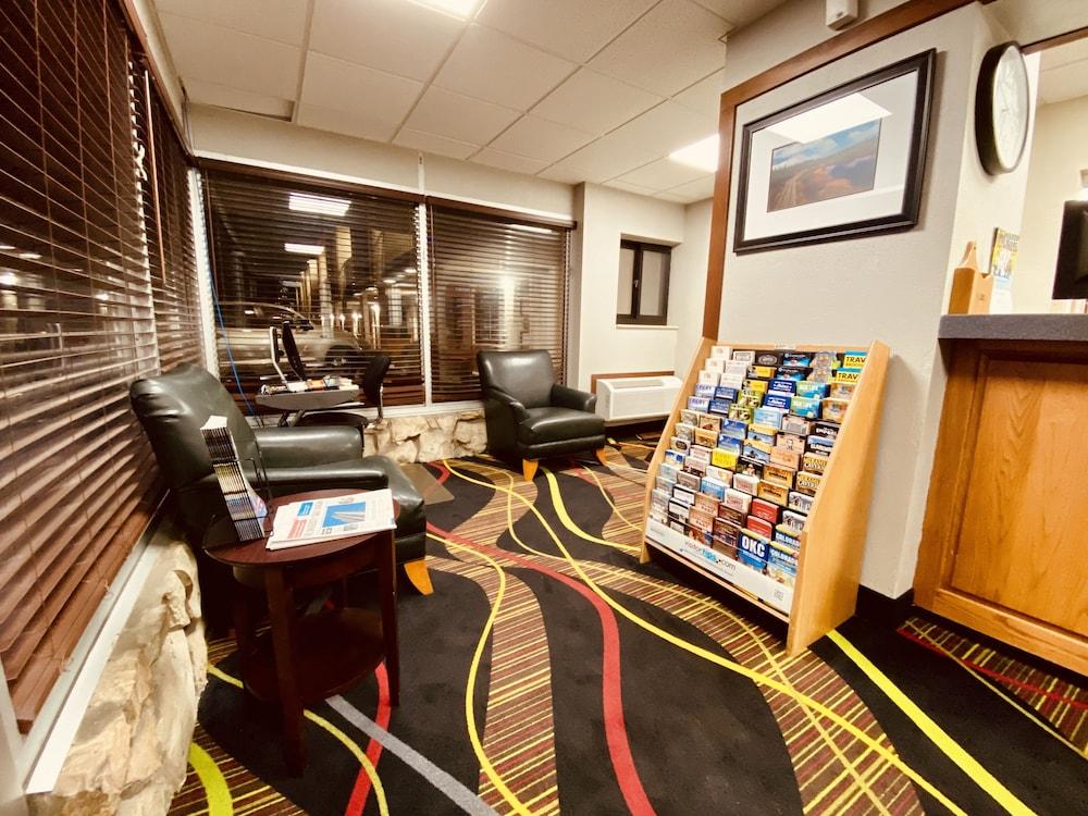 Super 8 By Wyndham Lawrence Ku Hotell Eksteriør bilde