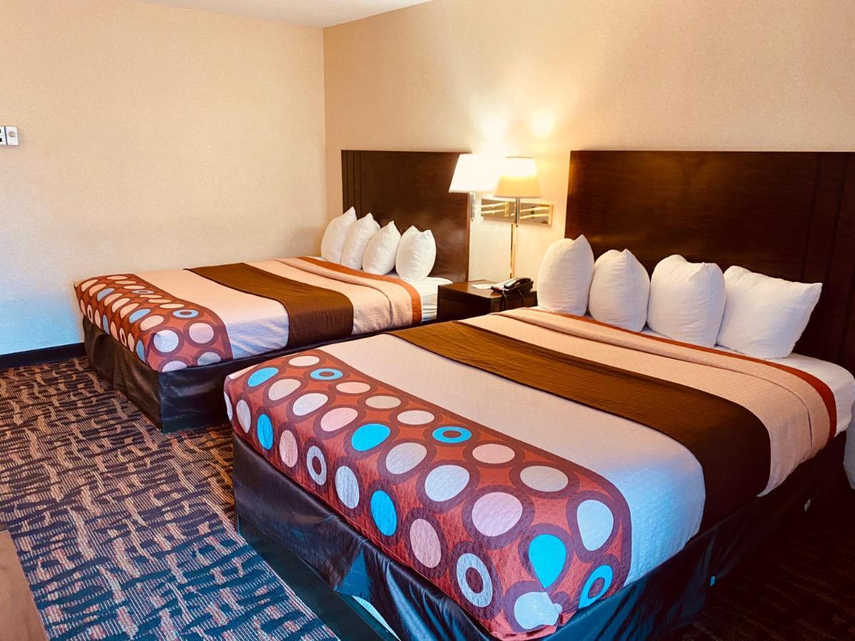 Super 8 By Wyndham Lawrence Ku Hotell Eksteriør bilde