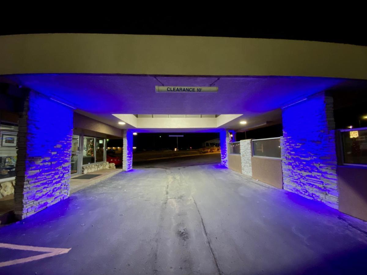Super 8 By Wyndham Lawrence Ku Hotell Eksteriør bilde