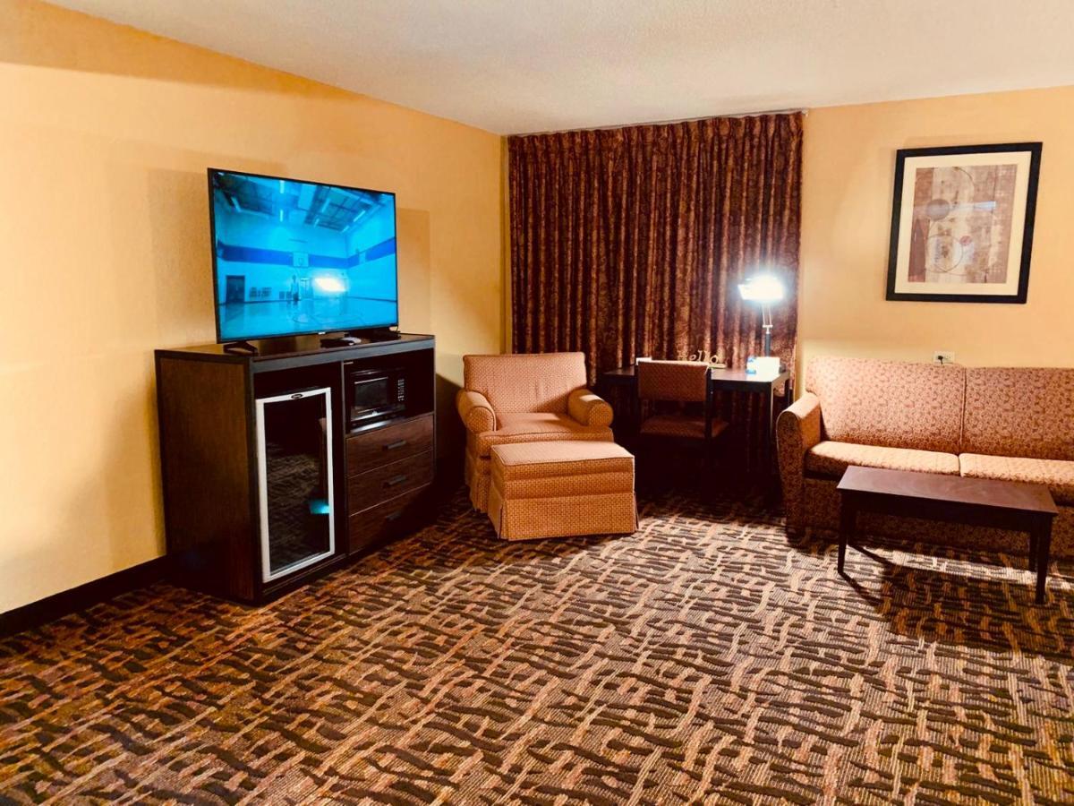 Super 8 By Wyndham Lawrence Ku Hotell Eksteriør bilde