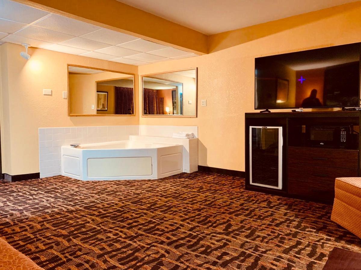 Super 8 By Wyndham Lawrence Ku Hotell Eksteriør bilde